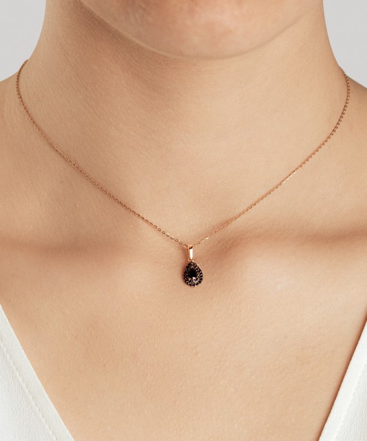 Kultainen riipus zirkoneilla