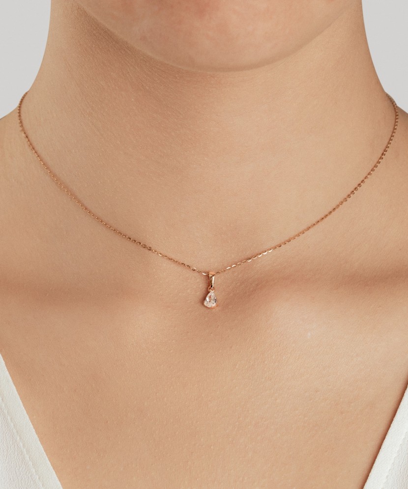 Kultainen riipus zirkoneilla