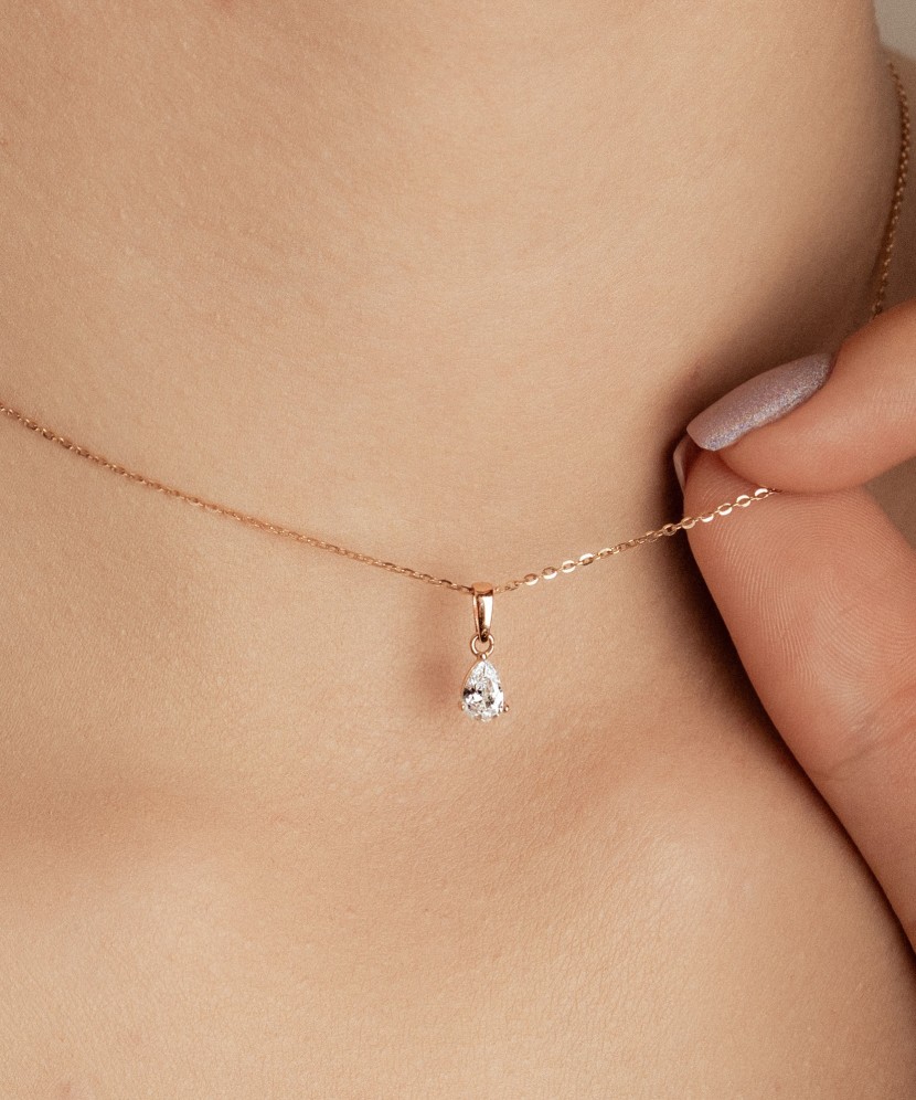 Kultainen riipus zirkoneilla