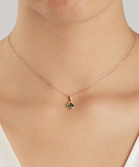 Kultainen riipus malakiittia