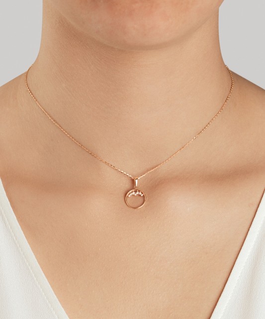 Kultainen riipus zirkoneilla