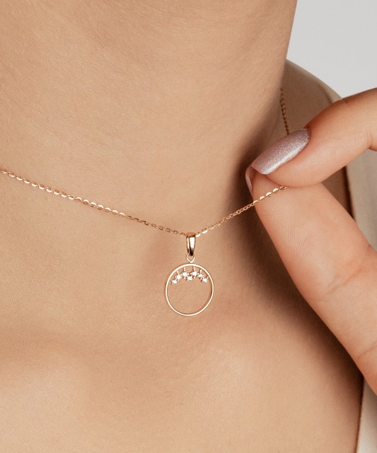 Kultainen riipus zirkoneilla