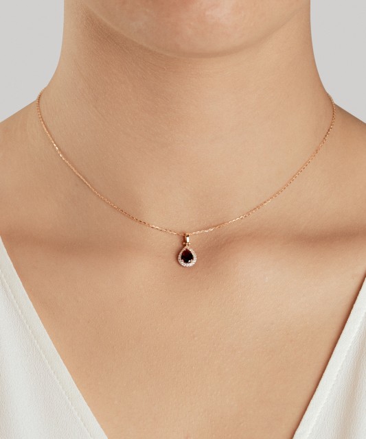 Kultainen riipus zirkoneilla