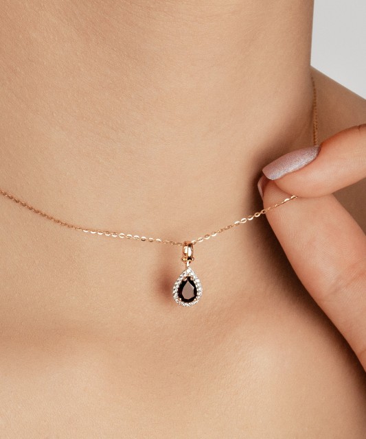 Kultainen riipus zirkoneilla