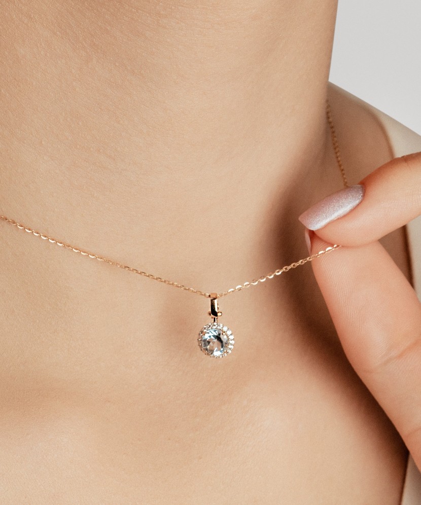 Gold pendant with zircons