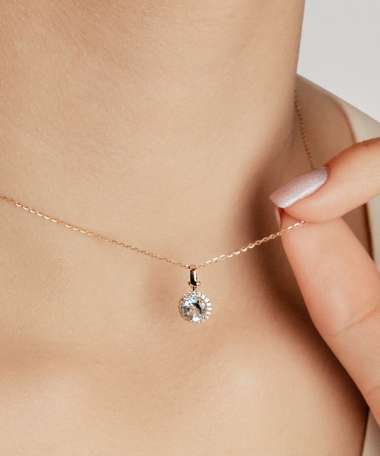 Kultainen riipus zirkoneilla