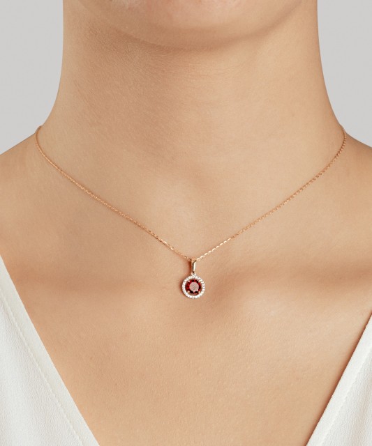 Kultainen riipus zirkoneilla