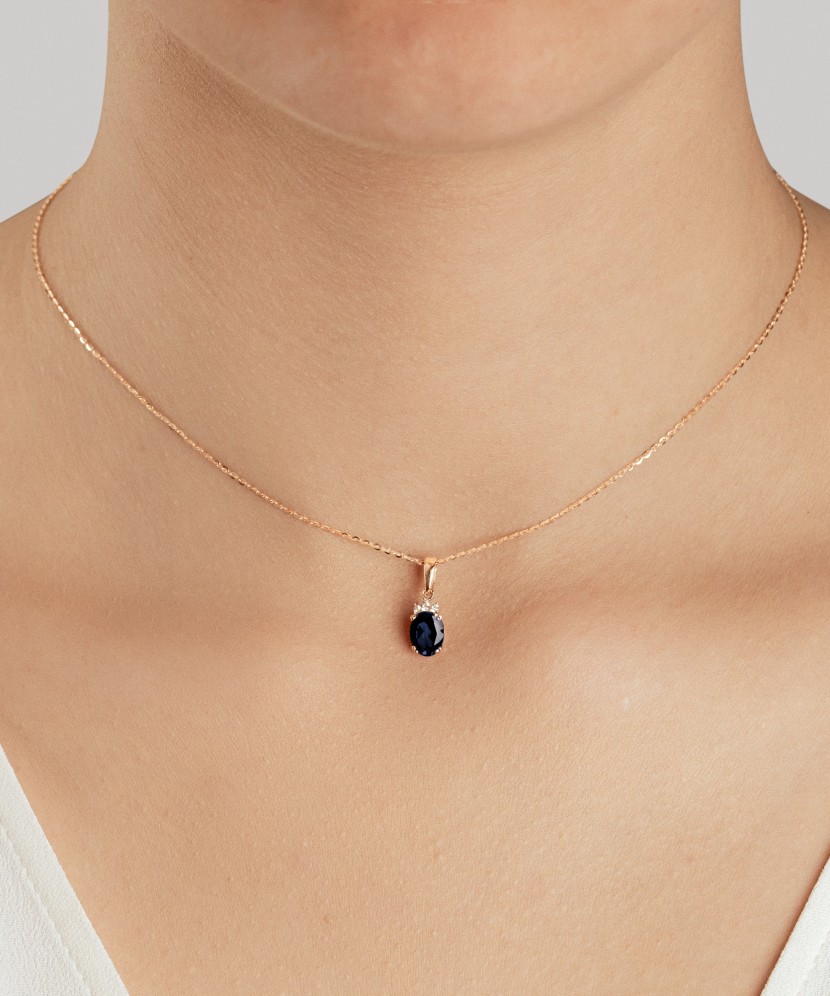 Gold pendant with zircons