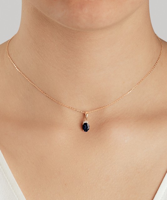 Gold pendant with zircons