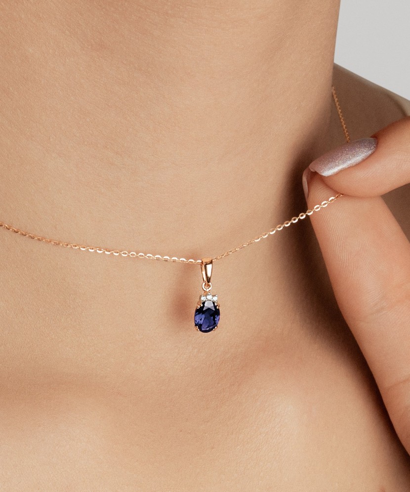 Kultainen riipus zirkoneilla