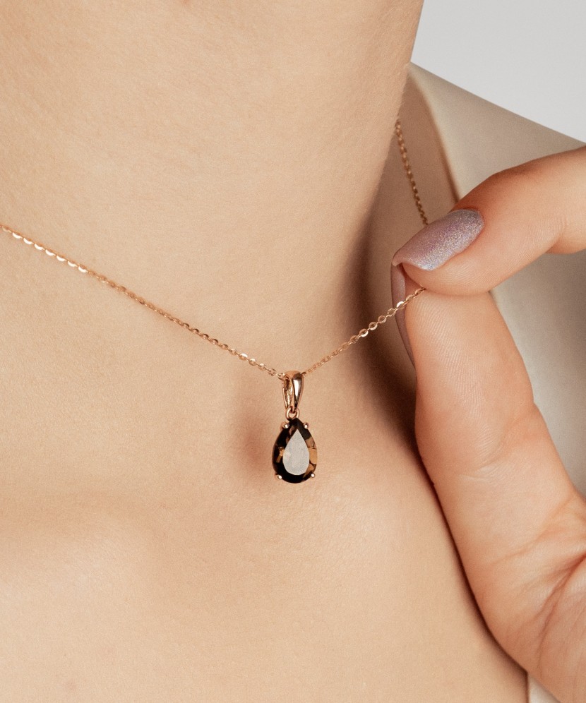 Kultainen riipus savukvartsilla