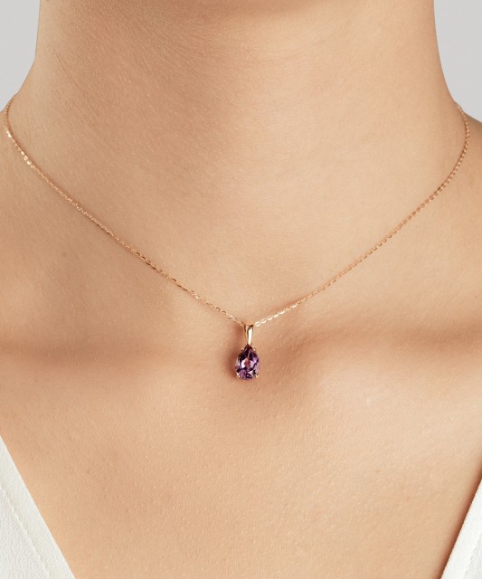 Kultainen riipus ametistilla