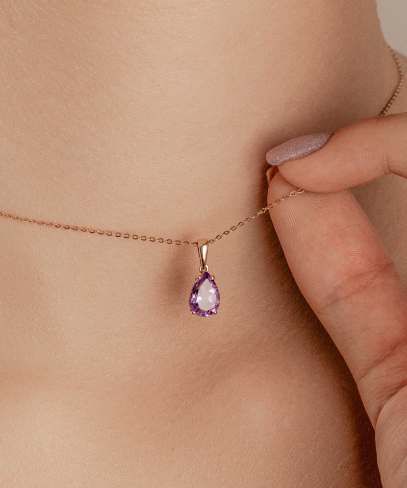 Gold pendant with amethyst
