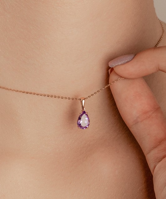 Gold pendant with amethyst