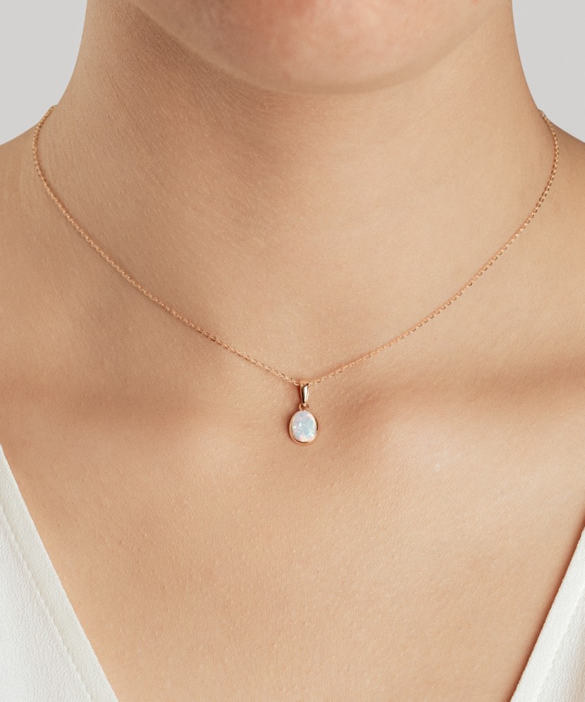 Gold pendant with opal