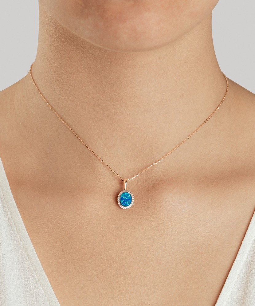 Kultariipus opaalilla ja zirkoneilla