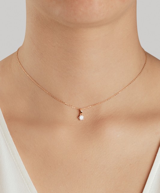 Kultainen riipus zirkoneilla