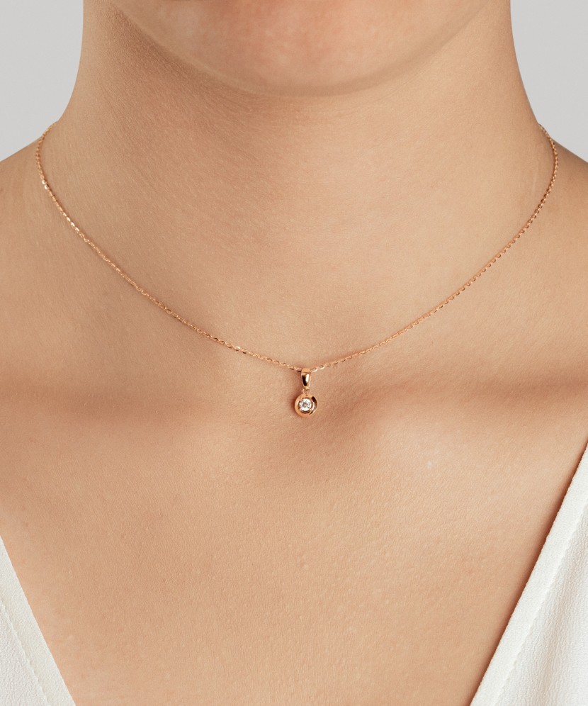 Gold pendant with zircons