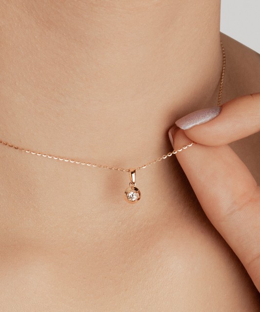 Gold pendant with zircons