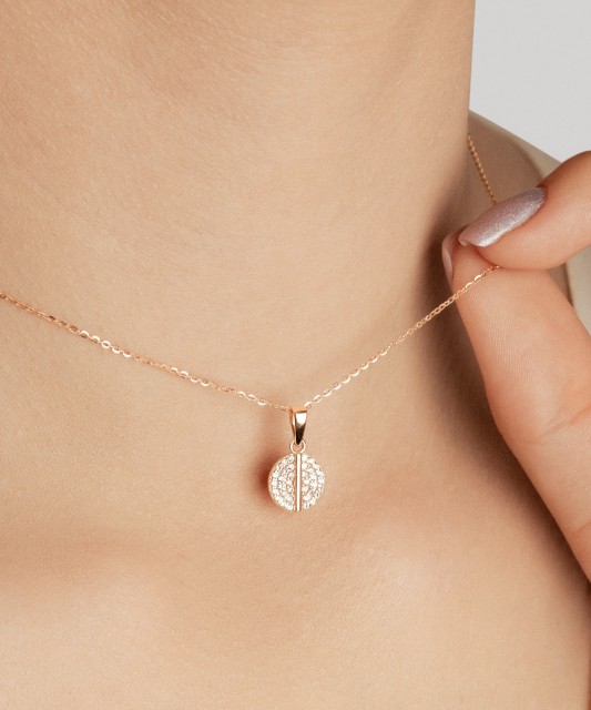 Gold pendant with zircons