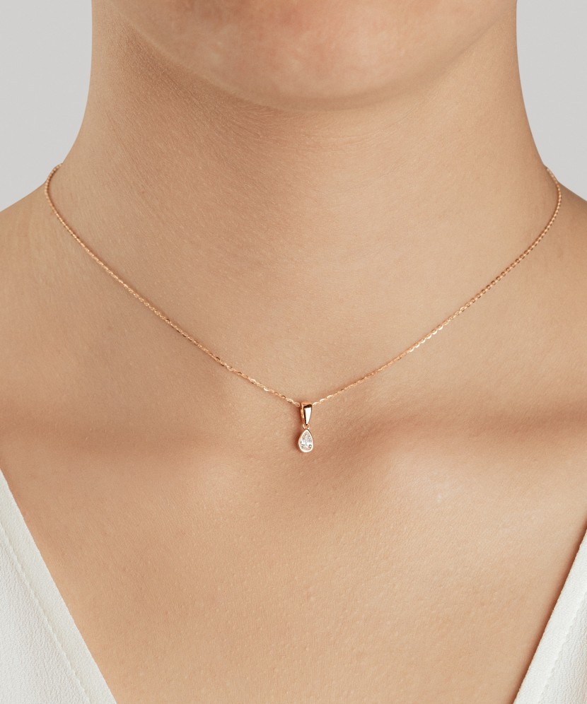 Kultainen riipus zirkoneilla