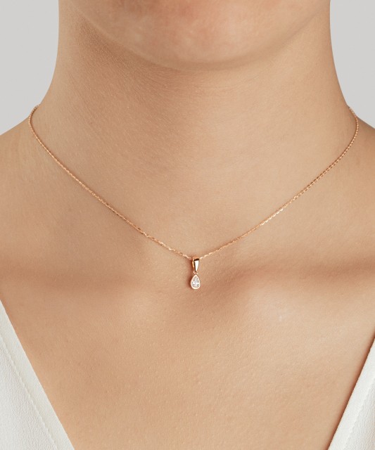 Gold pendant with zircons