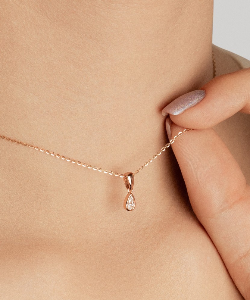 Kultainen riipus zirkoneilla