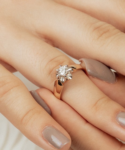 Gold ring with diamond