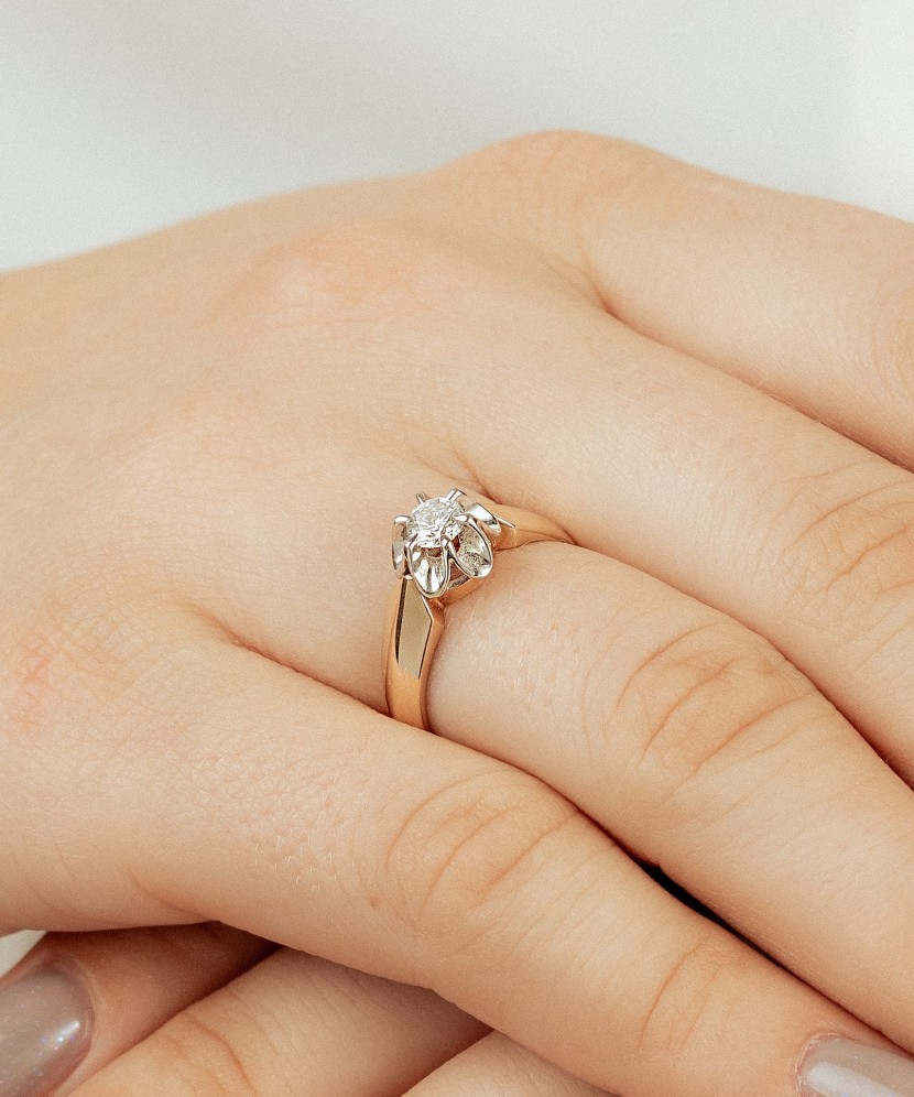 Gold ring with diamond