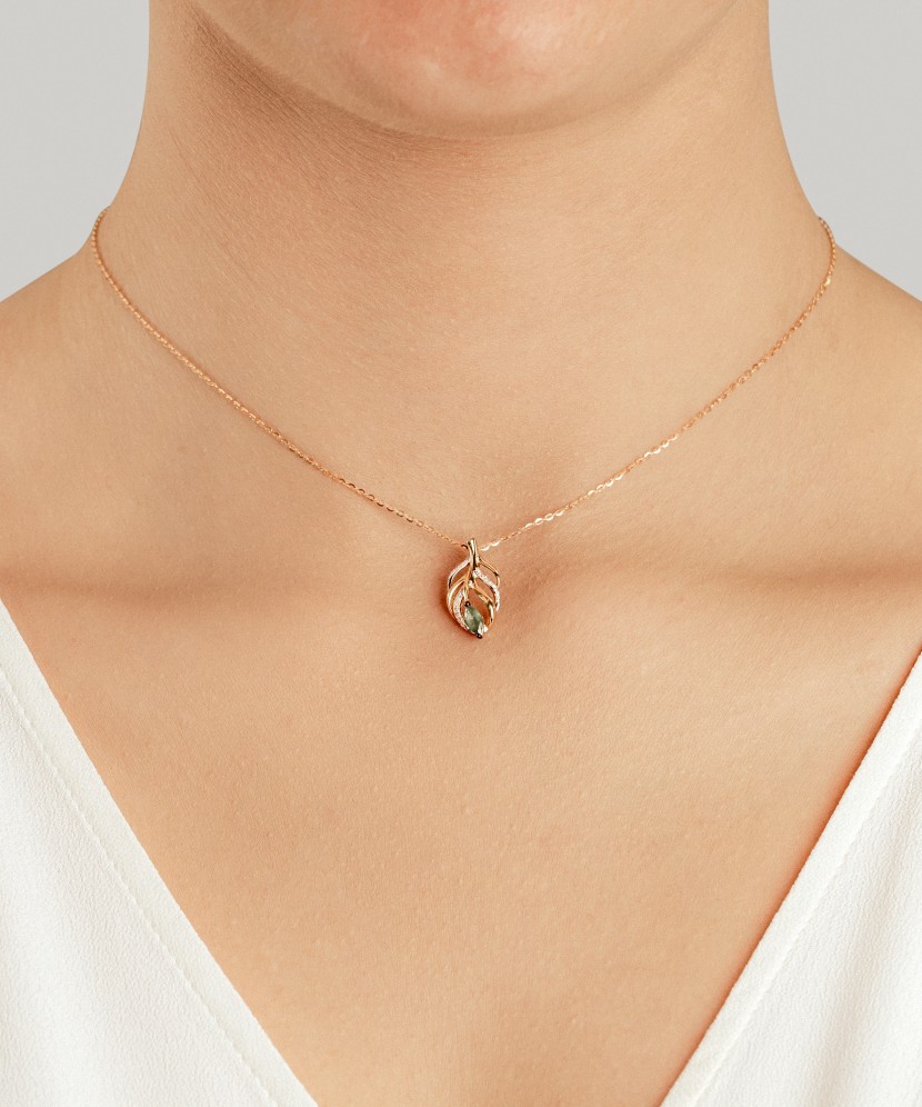 Keltakultainen riipus timanteilla ja smaragdeilla