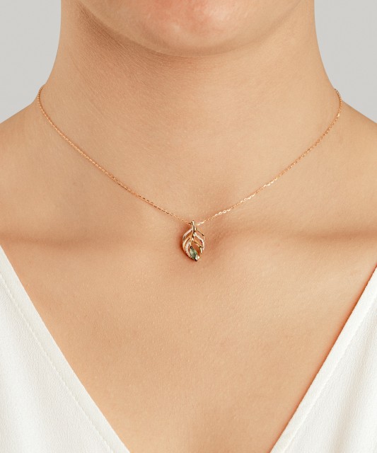 Yellow gold pendant with diamonds and emerald