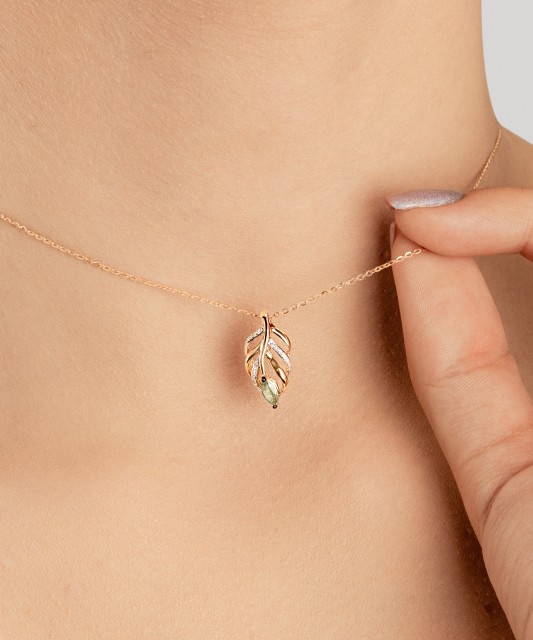 Yellow gold pendant with diamonds and emerald