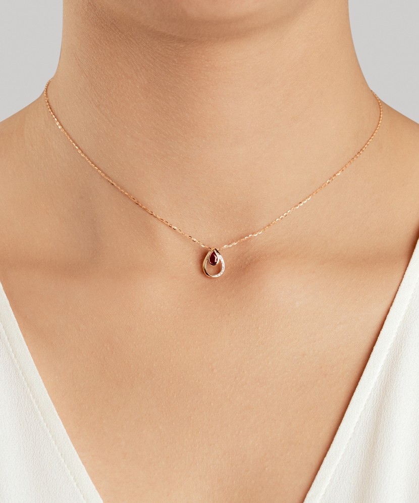 Gold pendant with ruby and diamonds