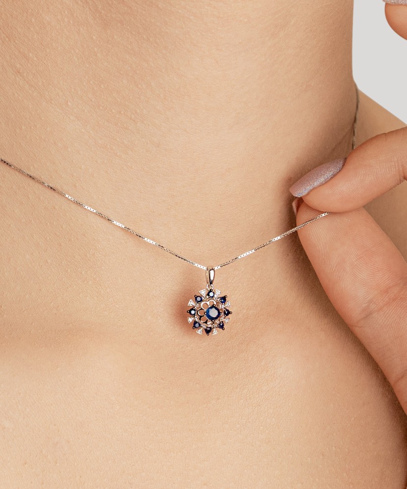 Valkokultainen riipus timanteilla ja safiireilla