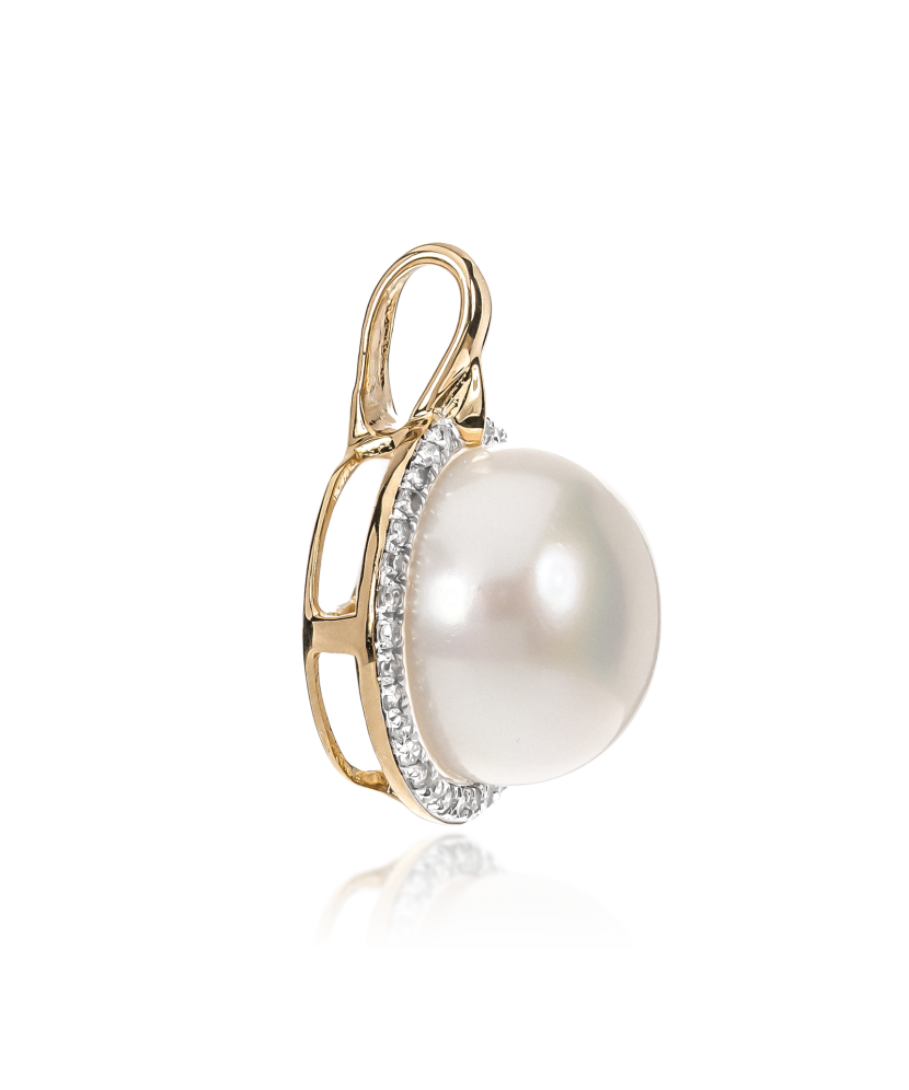 Yellow gold pendant with diamonds and a pearl