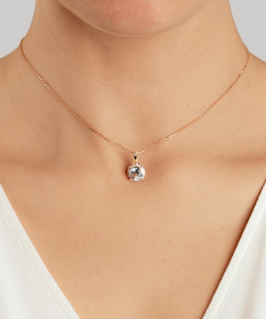 Gold pendant with topaz and diamonds