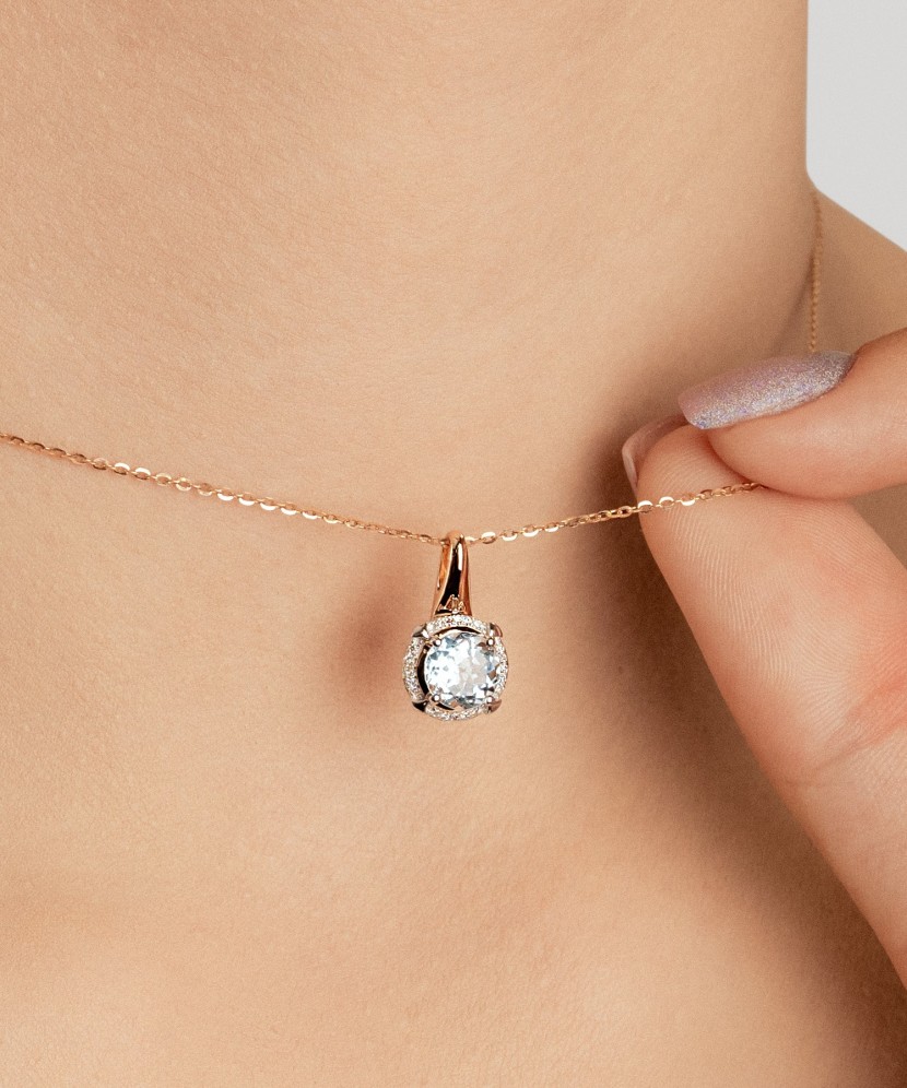 Kultainen riipus topaasilla ja timantteja