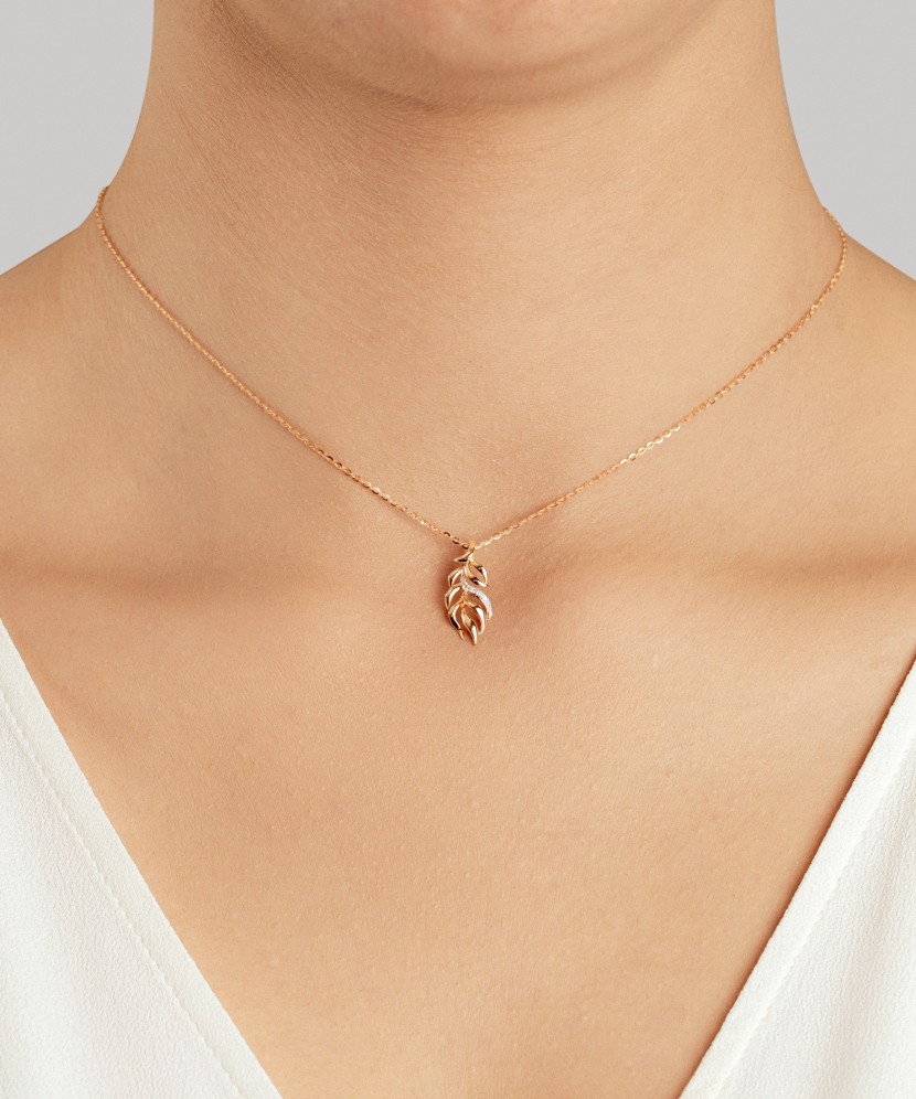 Kultainen riipus timanteilla