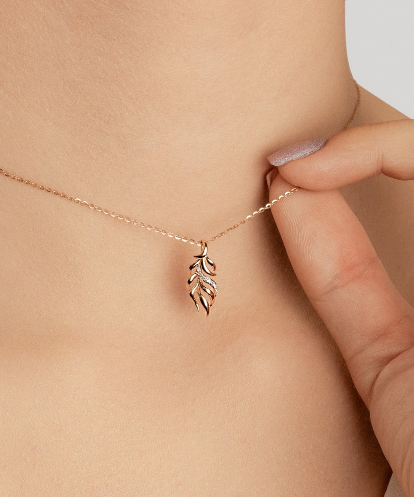 Kultainen riipus timanteilla