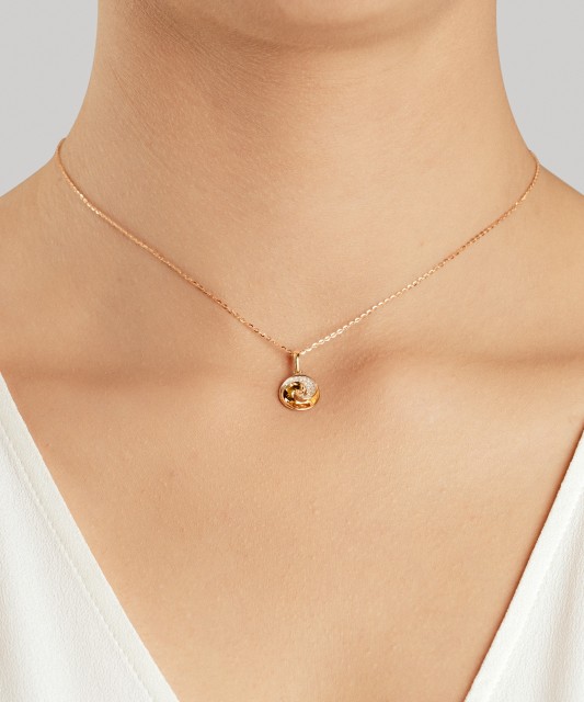 Keltainen kultariipustimanteilla