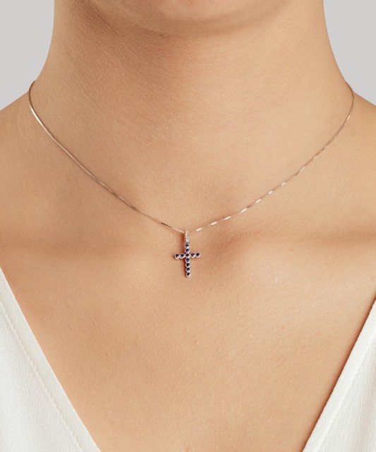 White gold pendant with sapphires