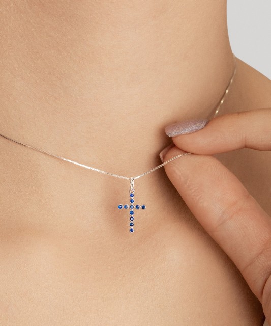 Valkokultainen riipus safiireilla