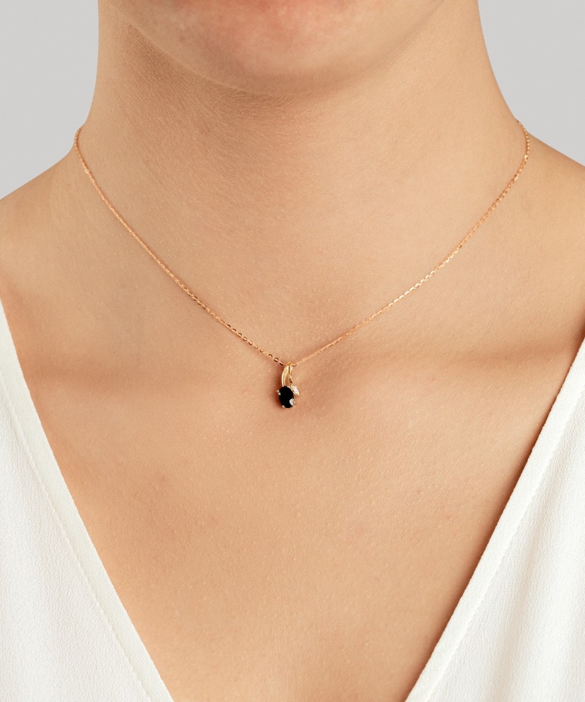 Keltakultainen riipus timanteilla ja safiireilla