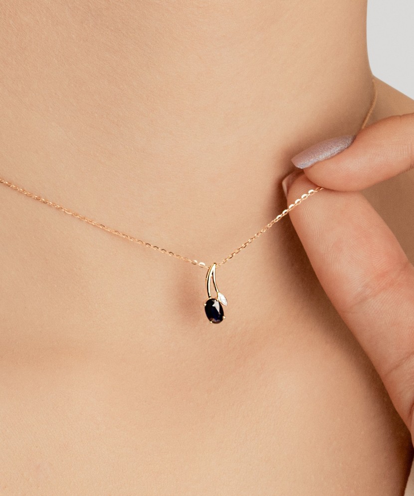 Yellow gold pendant with diamonds and sapphires