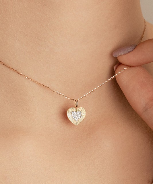 Yellow Gold pendant with diamonds and sapphire