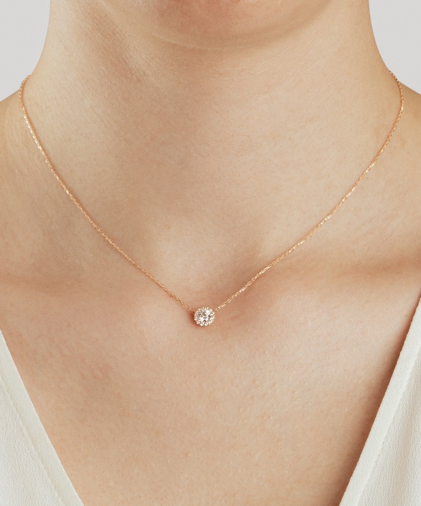 Gold chain with zirconium pendant