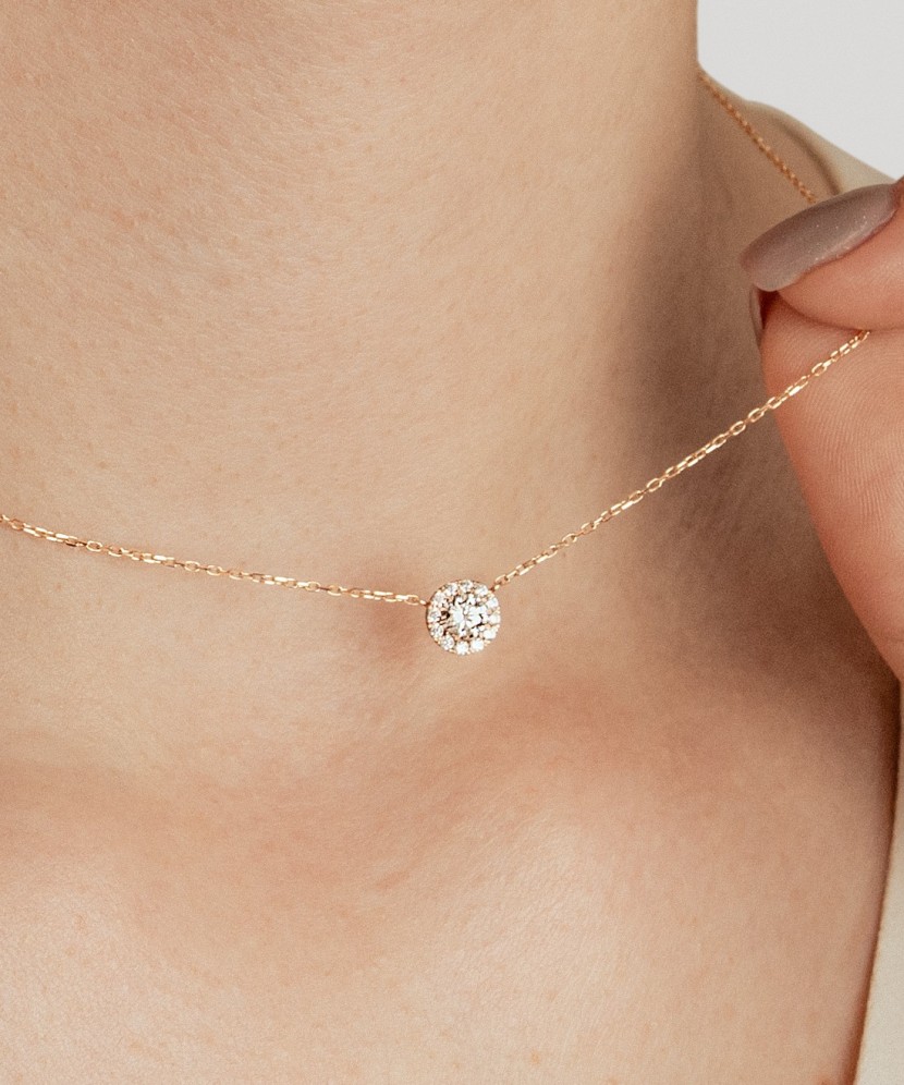 Gold chain with zirconium pendant