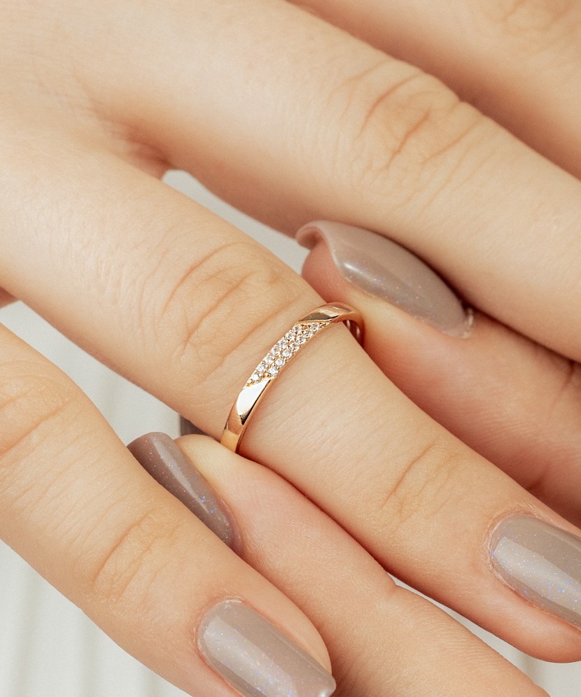 Gold ring with zircons