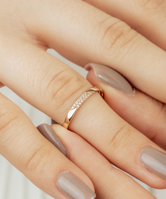 Gold ring with zircons