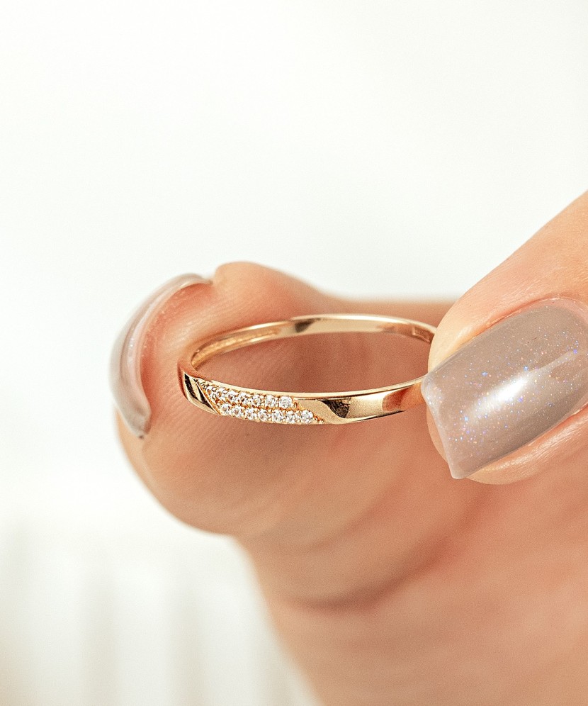 Gold ring with zircons